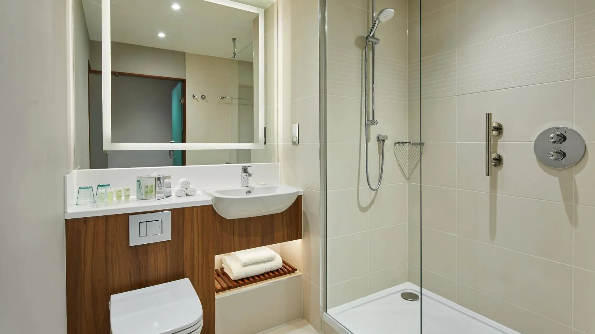 ****  Hotel Courtyard By Marriott London Heathrow Airport à Harlington  Royaume-Uni